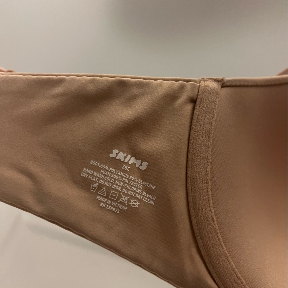 SKIMS Fits Everybody T-Shirt Bra - Picture 5 of 5